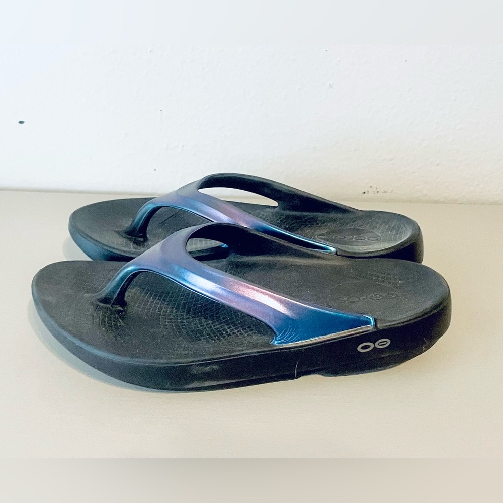 OOFOS Women's Black Flip Flop Sandals with Iridescent Blue-Purple Straps